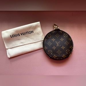 Louis Vuitton Bandoulière pouch in iconic Monogram canvas double sided monogram.